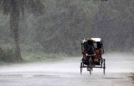 বর্ষার মধ্যে ও মিলছে না বৃষ্টির খোজ।