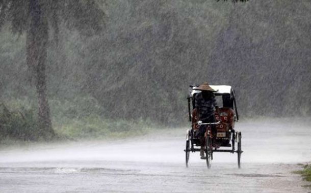 বর্ষার মধ্যে ও মিলছে না বৃষ্টির খোজ।