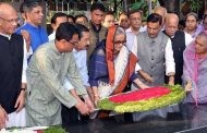 বঙ্গবন্ধুর প্রতিকৃতিতে ছয় দফা দিবসে প্রধানমন্ত্রীর শ্রদ্ধা