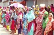 বরিশালে ত্রাণ না পেয়ে রাস্তায় নেমে কর্মহীনদের বিক্ষোভ