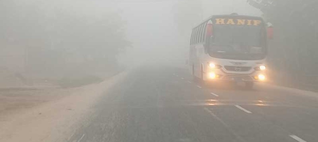 তাপমাত্রা ১৫ ডিগ্রি সেলসিয়াস, ঘন কুয়াশার চাদরে পঞ্চগড়ের জনপদ