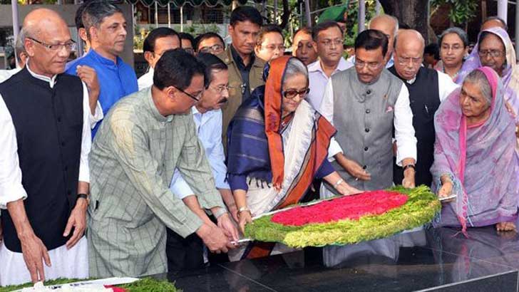 বঙ্গবন্ধুর প্রতিকৃতিতে ছয় দফা দিবসে প্রধানমন্ত্রীর শ্রদ্ধা