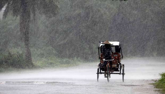 বর্ষার মধ্যে ও মিলছে না বৃষ্টির খোজ।
