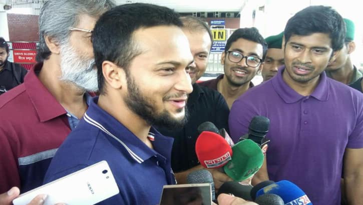 সাকিবই দেশে ফিরলেন হাসি নিয়ে