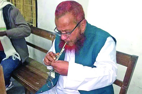 হাতকড়া পরে মাদক সেবন