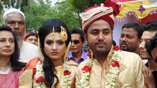 কনেযাত্রী এলেন বরের বাড়ি: প্রথা ভেঙ্গে বিয়ে করে আলোচনায় যে দম্পতি