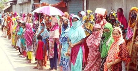 বরিশালে ত্রাণ না পেয়ে রাস্তায় নেমে কর্মহীনদের বিক্ষোভ