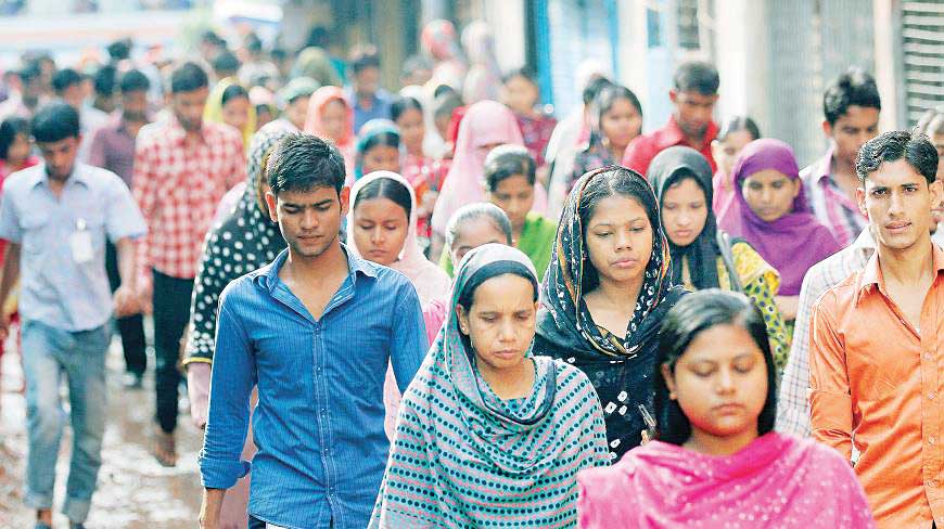 হেঁটে রাজধানীর পথে শত শত গার্মেন্টকর্মী