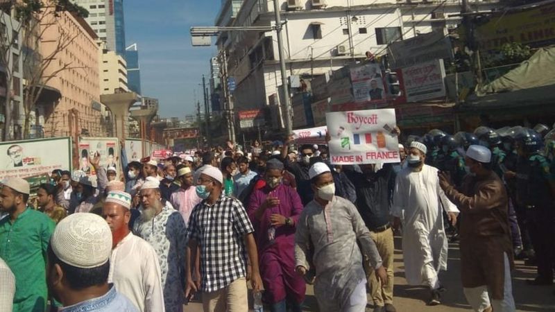 নবীর কার্টুন: ফ্রান্সে ইসলামের 'অবমাননা' নিয়ে ঢাকায় ইসলামপন্থীদের ব্যাপক বিক্ষোভ