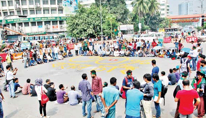 ধর্ষণবিরোধী গণজমায়েত থেকে স্বরাষ্ট্রমন্ত্রীর পদত্যাগ দাবি করা হয়েছে