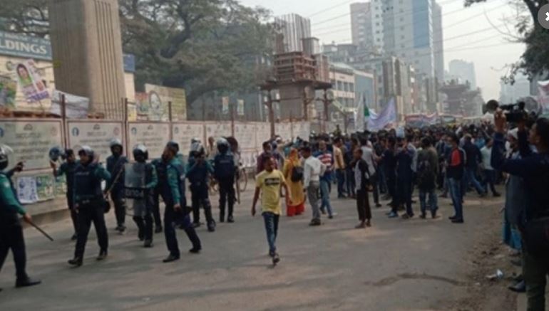 পুলিশের উপর বিএনপি নেতাকর্মীদের বিক্ষোভ