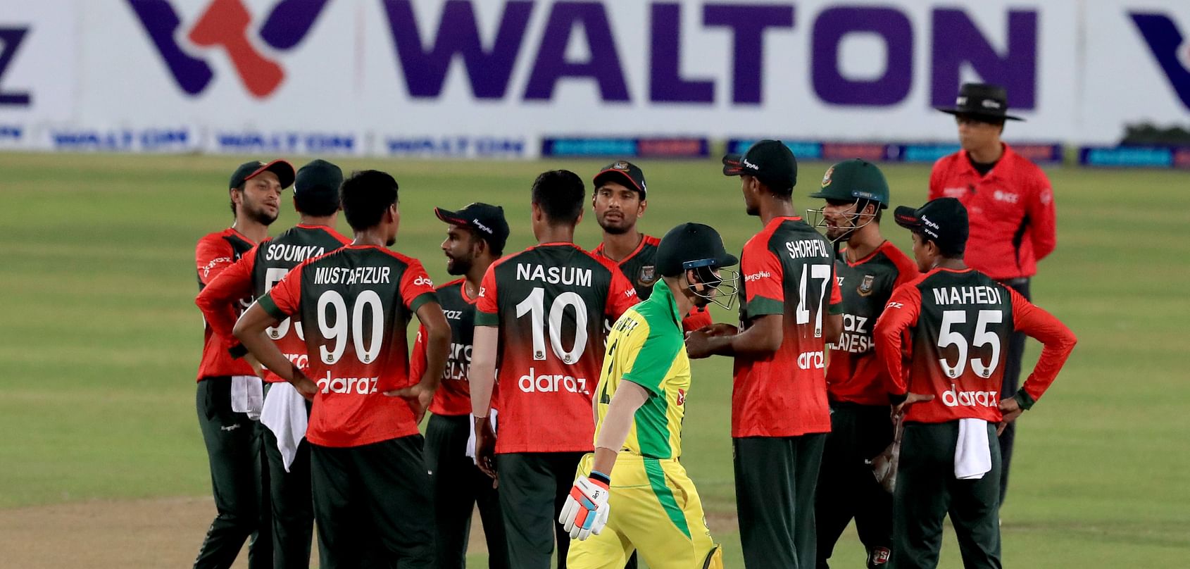 টি-টুয়েন্টি ক্রিকেটে বাংলাদেশের সঙ্গে প্রথমবারের মতো হারের স্বাদ পেয়েছে অস্ট্রেলিয়া।