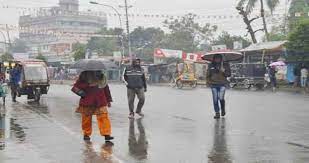 শীতের মধ্যে বৃষ্টির হানা দেখলো রাজধানী বাসী