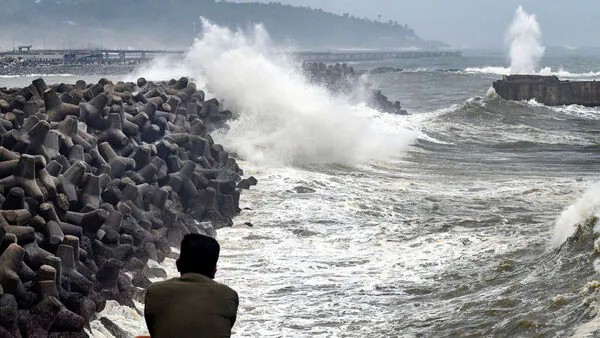 আজ বদলাতে পারে গতিপথ :  'ঘূর্ণিঝড় অশনি'
