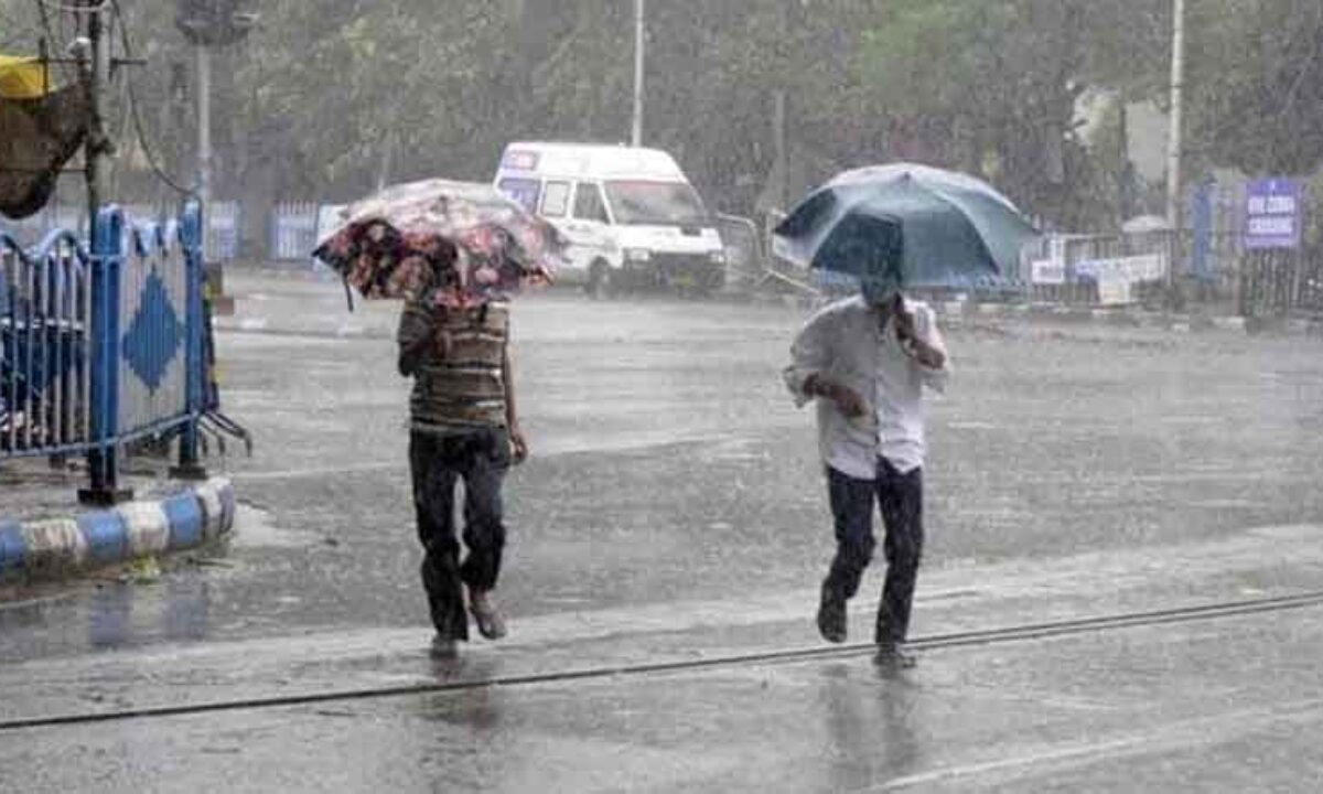 বৃষ্টির দাপটে সকাল শুরু, চলবে দুপুর পর্যন্ত