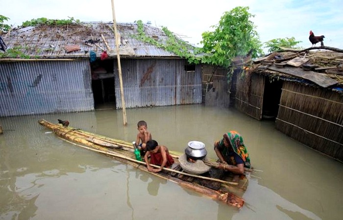 সুনামগঞ্জ ও ভাসছে বন্যার পানিতে
