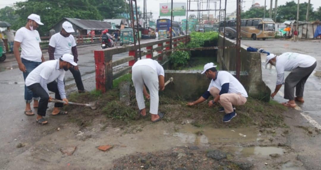 সোনাইমুড়ীতে ডাঃ মোস্তফা হাজেরা ফাউন্ডেশন দুঃসময়ে দেশের মানুষের পাশে !