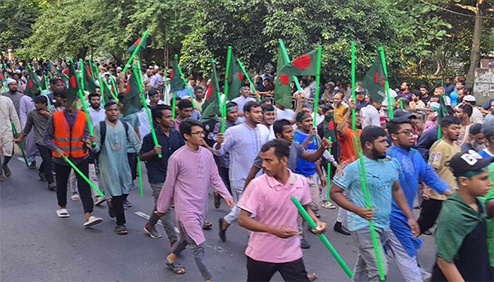 ছাত্র-জনতার দখলে অবরুদ্ধ ধানমন্ডি ৩২
