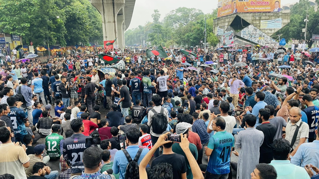 পুলিশের ব্যারিকেড ভেঙে শাহবাগে শিক্ষার্থীদের বিক্ষোভ