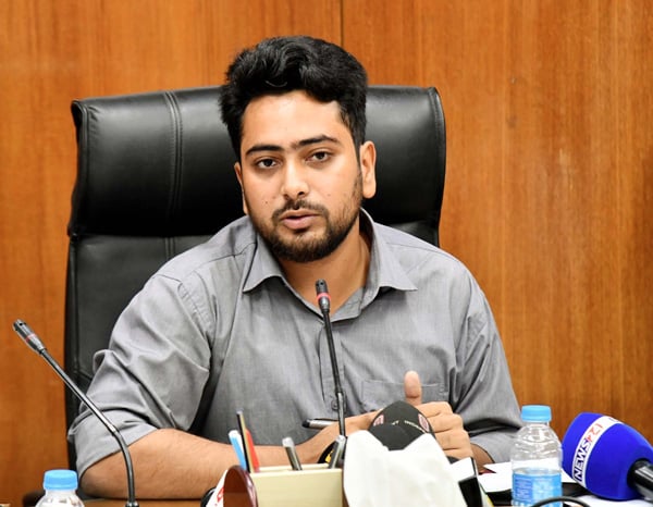 মানুষ কেমন বাংলাদেশ দেখতে চায়, তা গ্রাফিতিতেই তুলে ধরেছে তরুণরা