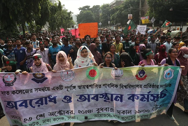 সায়েন্স ল্যাব মোড় অবরোধ সাত কলেজের শিক্ষার্থীদের